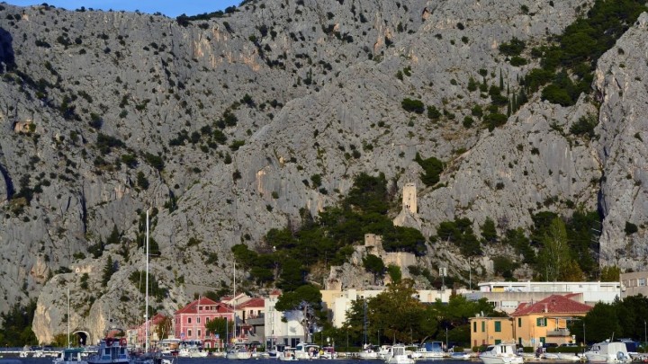 Zatvorena državna cesta D70, na gradilištu omiške obilaznice odvalio se komad brda