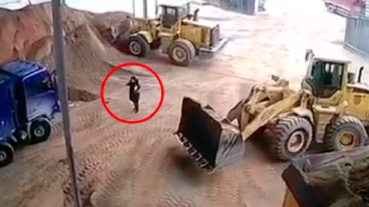 Bager smrti: Kolegicu skupa s pijeskom ubacio u drobilicu šljunka?