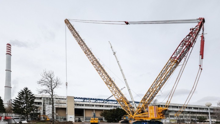 VIDEO: Najveća dizalica u povijesti Zagreba 'operira' na krovu Doma sportova, visoka je 90 metara