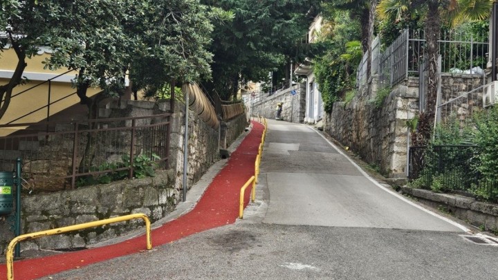 'Crveni asfalt': Jednostavno i učinkovito rješenje za ceste bez nogostupa