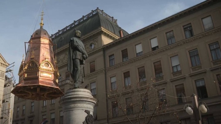 Šest tona teška kupola iz 19. stoljeća oštećena u potresu vraćena na Cvjetni trg