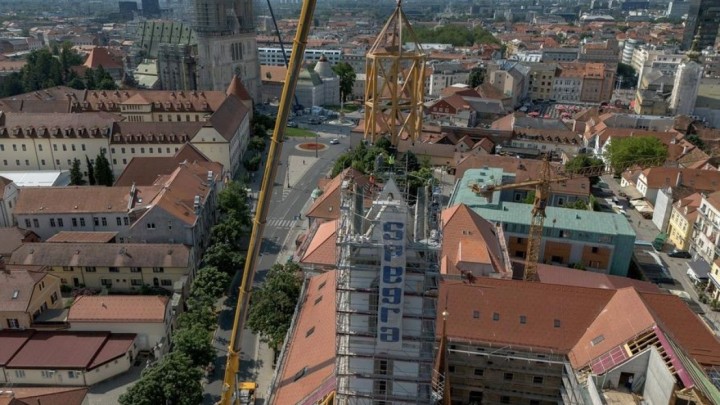 FOTOGALERIJA: Deset tona teška kupola precizno postavljena na crkvu Sv. Franje