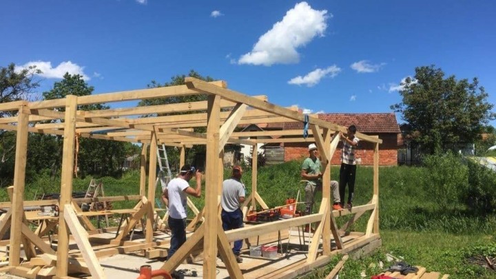 Dok ima ovakvih ljudi ima i nade u obnovi: Navijači BBB-a i Armade grade kuće na Banovini
