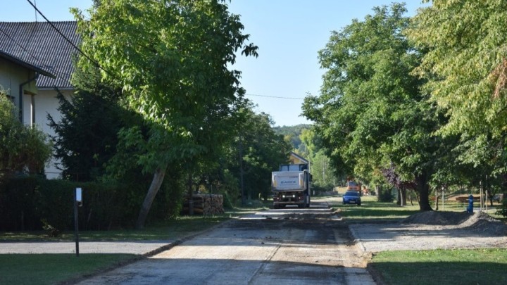 U Petrinji počela obnova oštećenih prometnica: Završetak se očekuje kroz godinu dana