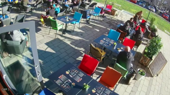 [VIDEO] Fasadna ploča pala sa zgrade na terasu kafića u Zagrebu