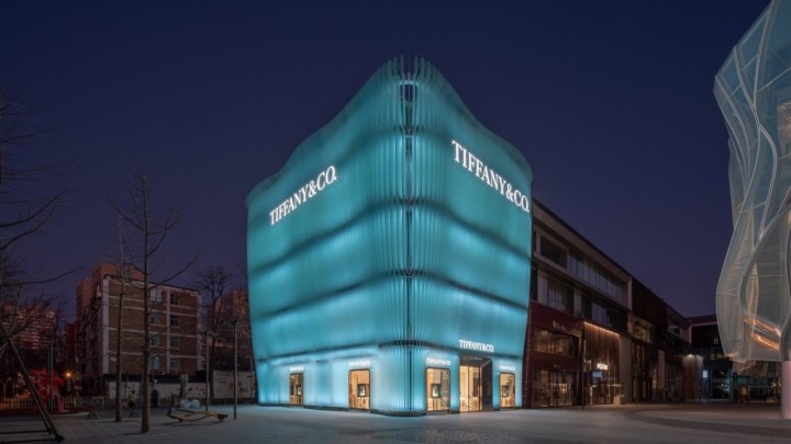 Zavirite u plavu staklenu čaroliju Tiffanyja u Pekingu: Svjetlosne igre i čisti luksuz