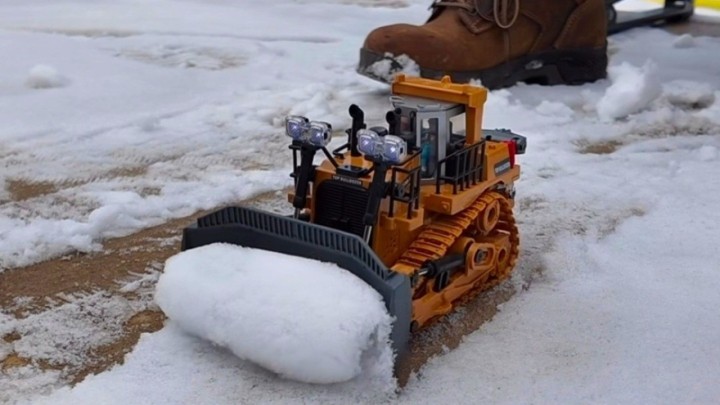 Bauštelsko čišćenje prilaza: Ovo je dobio od žene na poklon i odmah se bacio na mrski posao