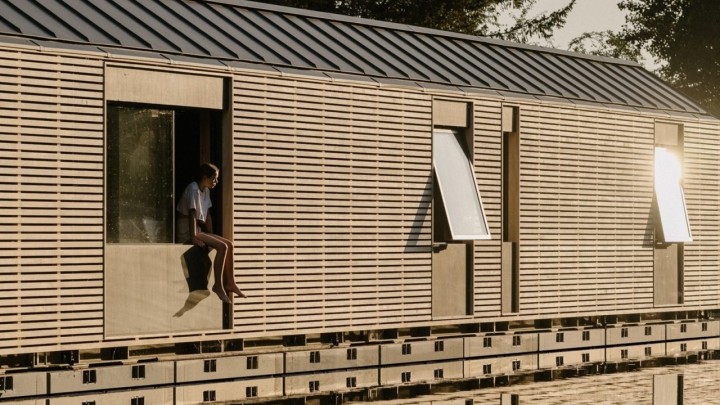 Četveročlana obitelj živjela je na brodu, a sada imaju plutajuću modularnu kuću, ovo je raj na zemlji
