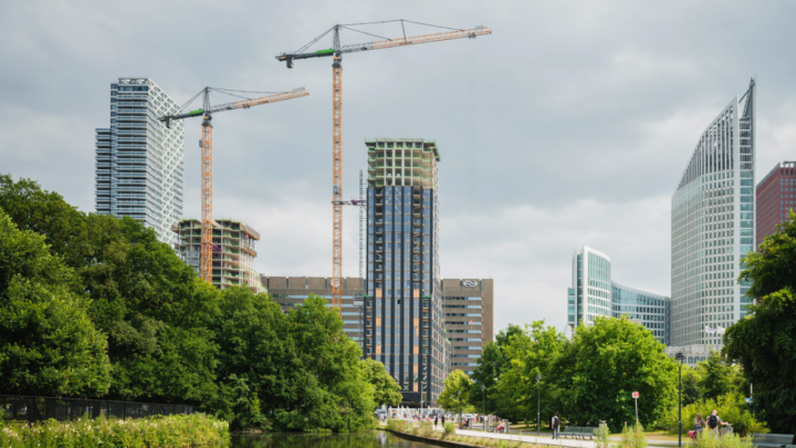 Kuka na 120 metara i tri faze penjanja: Mega dizalice grade stambeni kompleks u srcu grada