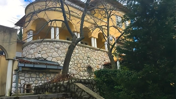 Država prodaje ekskluzivni jugo časnički klub uz more, uključene umjetnine i kuglana