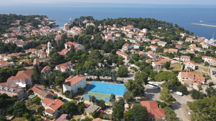 Galerija iz zraka: Ovako izgleda obnovljeno igralište na otoku Lošinju, jedno je od najljepših u Hrvatskoj