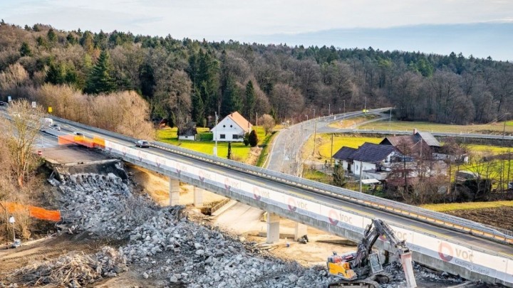 Galerija iz zraka: Kakav poduhvat, dok se rekonstruira važna dionica, susjedi su srušili vijadukt na autocesti