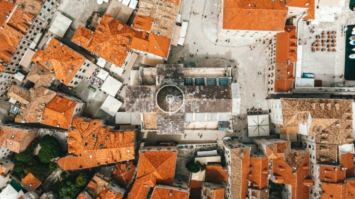 Krenula rekonstrukcija kamenog pločnika unutar dubrovačkih zidina, vadi se kocka po kocka