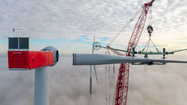 Galerija iz zraka: Gradilište kao iz filma, kranovi od 800 tona ispod oblaka 'slažu' vjetroturbinu