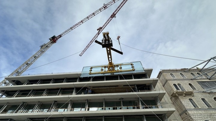 Vakuumske mašine novi su standard gradilišta: Ovako se podižu stakla teška nekoliko tona