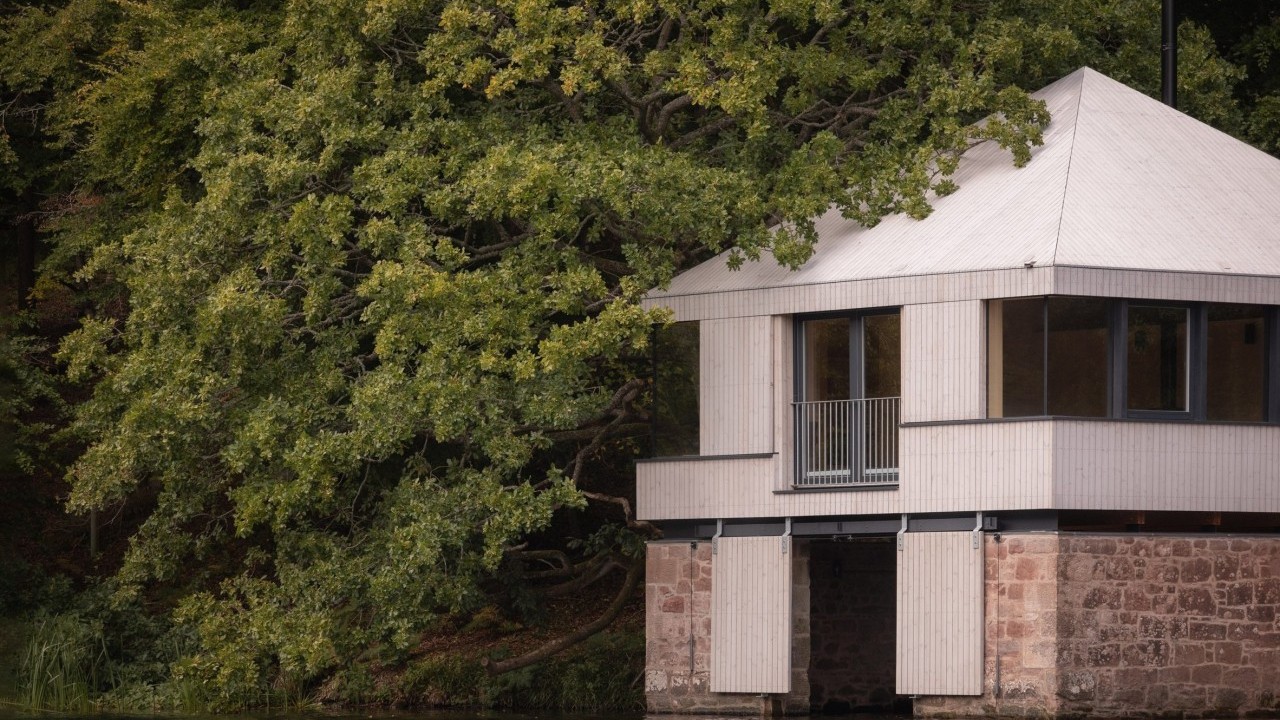 Rekonstrukcija na vodi: Spremište za čamce transformirano u tihi studio povrh jezera