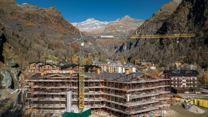 Veliki kranovi u akciji: Podno planina završen je talijanski turistički kompleks