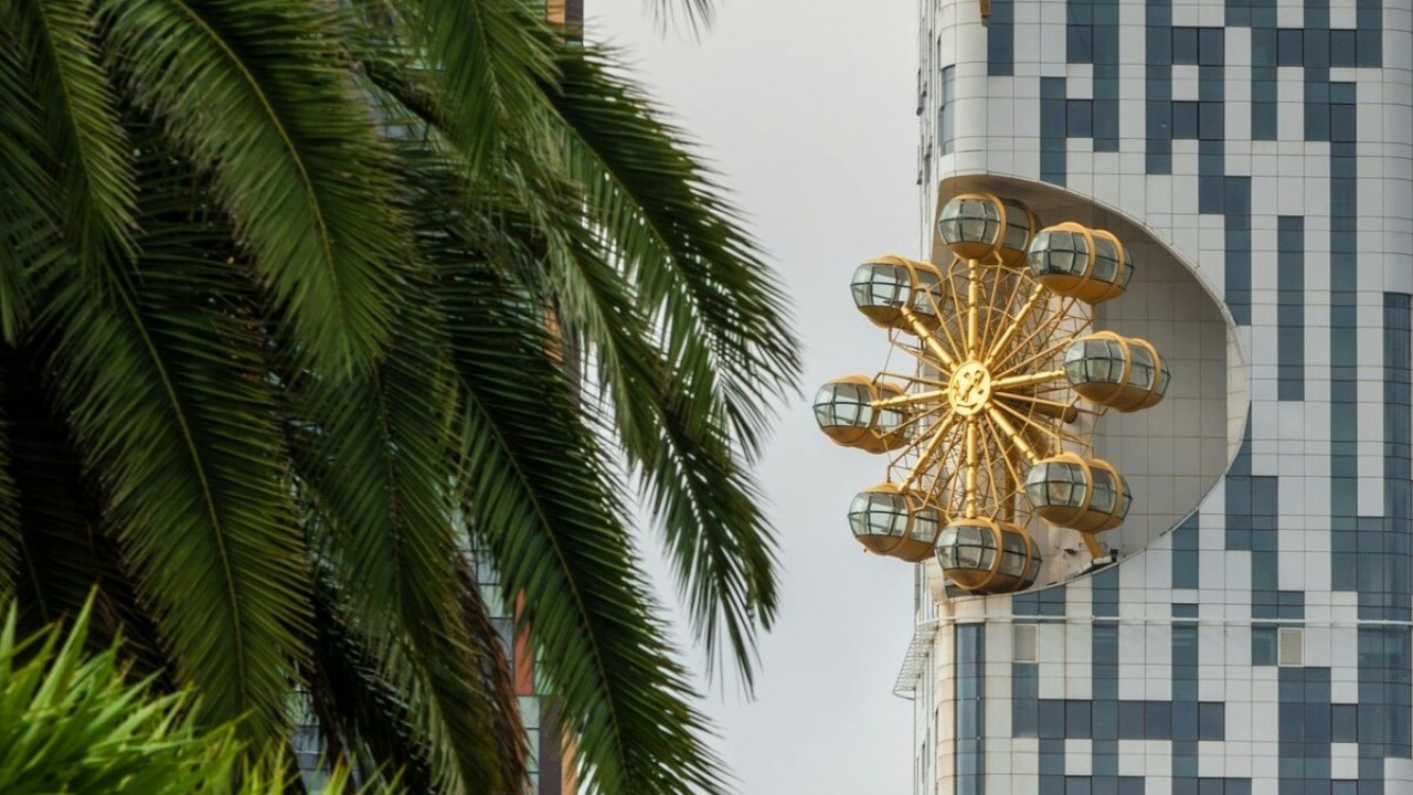 Zlatni panoramski kotač na fasadi nebodera prkosi svima, izgleda vrhunski, ali nešto fali