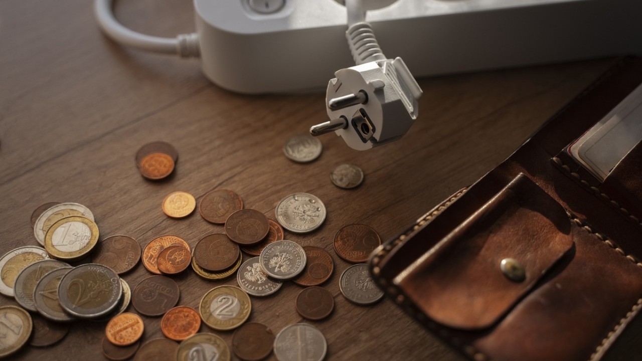 EU kaže stop velikim računima! Stižu solari na leasing i programirano prelaženje na jeftinu struju