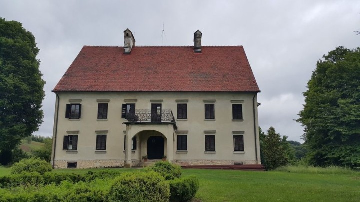 Dvorac i pašnjaci u Zagorju idu dražbu: Početna cijena 20.000 kvadrata 1,4 milijuna eura