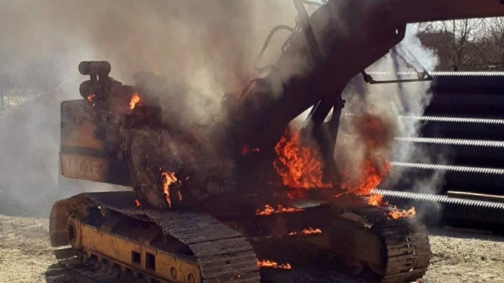 [FOTO] Vatrena stihija progutala bager