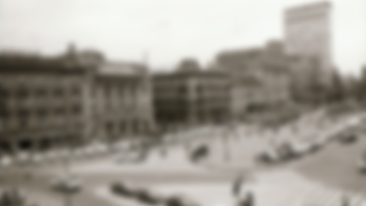 Trg bana Jelačića kao retro parkiralište