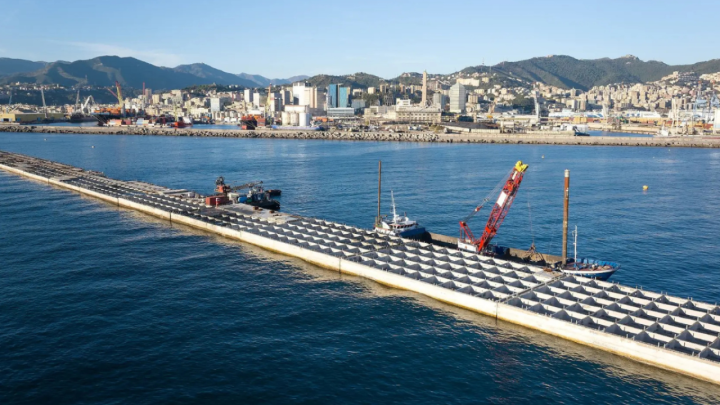 Gradilište na moru: Susjedi grade najdublji lukobran na svijetu, postavljeno više od 50.000 stupova