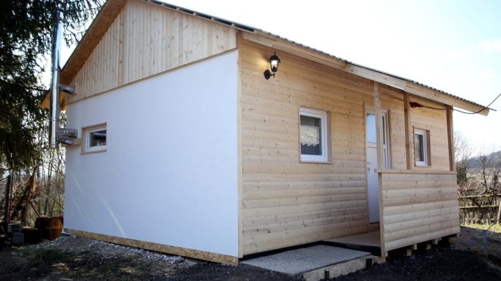 Solidarne kuće za ljude: Glinska stolarija proizvodi kuće za siguran život stanovnika Banovine