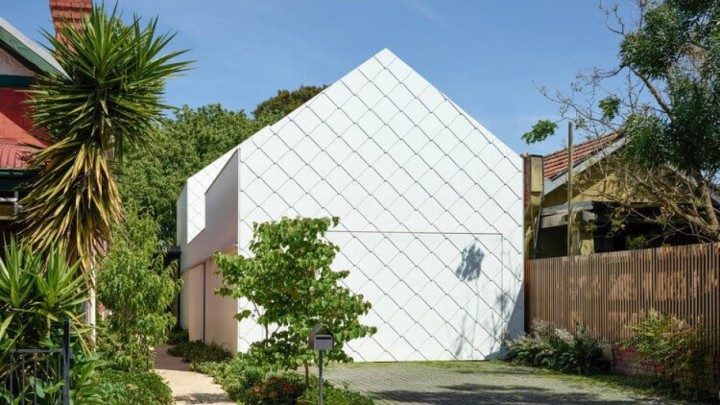 Održiva kuća obavijena zanosnim vrtom: Dugotrajan obiteljski dom krojen za zelenu budućnost