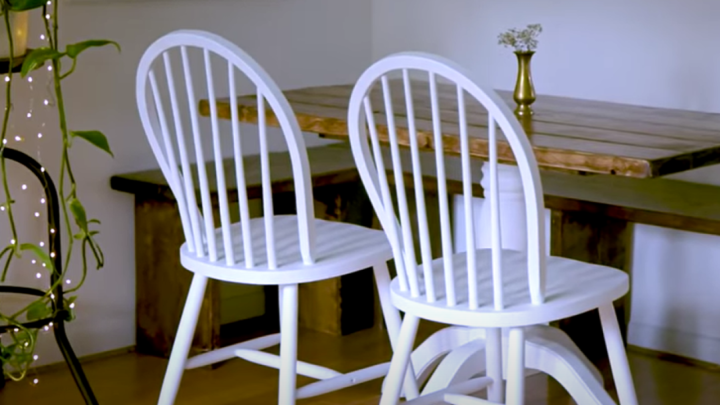 Jeftino i jednostavno izradila drveni stol i stvorila savršen kutak za druženja