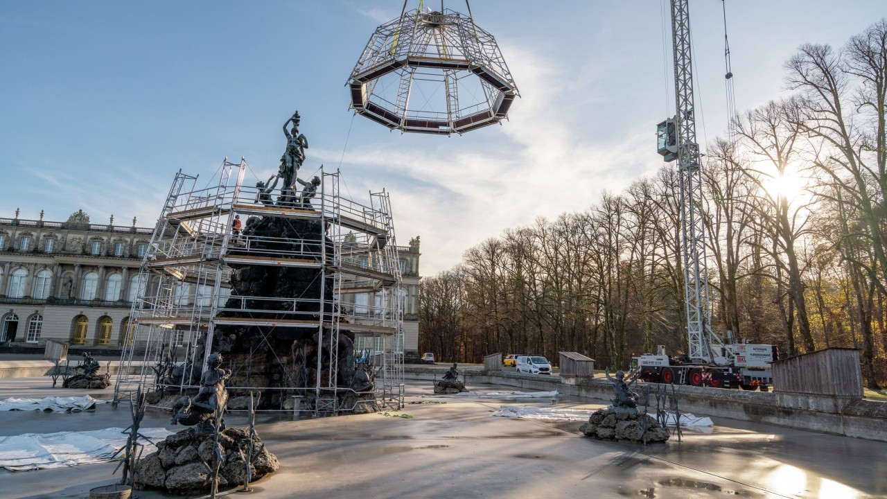 Galerija: Spektakl na jezeru, kran trajektom stigao do dvorca da bi zaštitio fontane od 13 metara