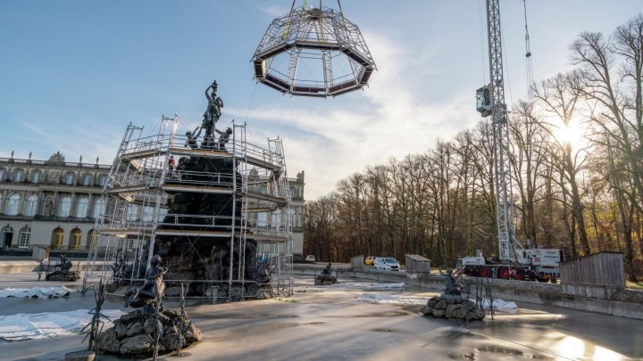 Galerija: Spektakl na jezeru, kran trajektom stigao do dvorca da bi zaštitio fontane od 13 metara