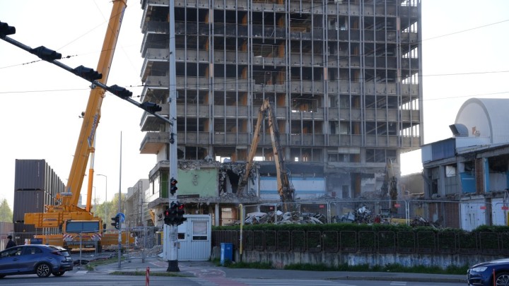 Vjesnik sada 'drži' 800 podupirača, a građane i njihove aute od komada štite brodski kontejneri