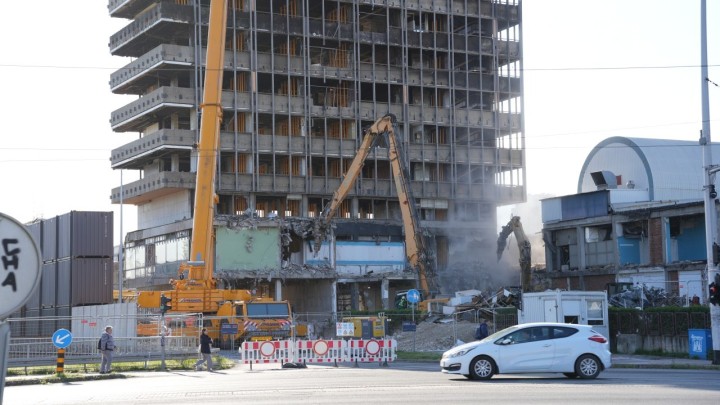 Vjesnik sada 'drži' 800 podupirača, a građane i njihove aute od komada štite brodski kontejneri