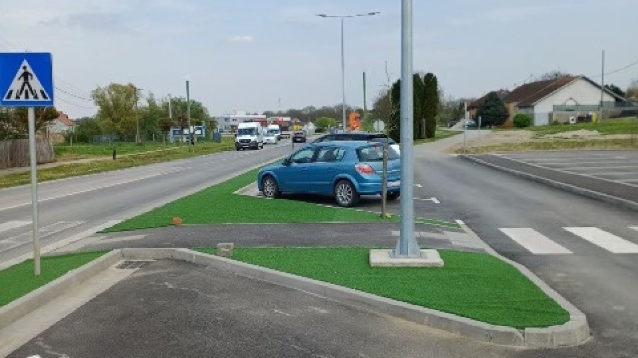 Galerija: Nevjerojatno – u hrvatskoj općini postavili umjetnu travu na mjesto zelenih javnih površina