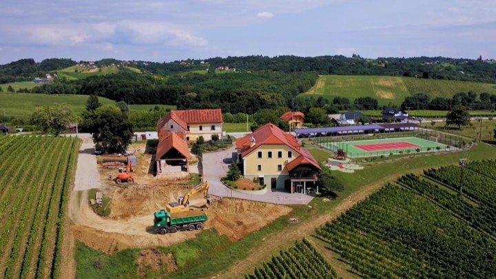 Plenković posjetio mjesto iz bajke: Stara kurija iz 1804. sada je baštinski hotel okružen vinovom lozom