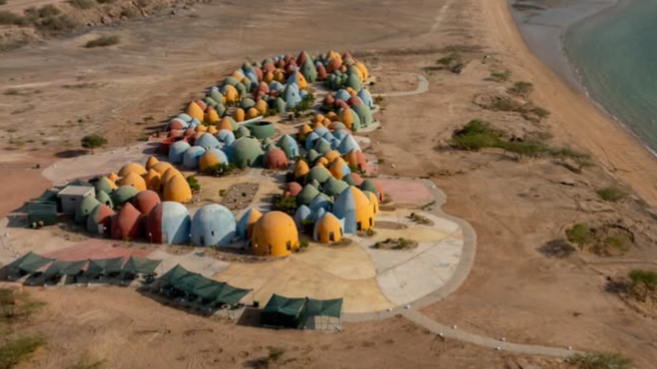 Galerija: Dok traje rat oko Hormuza, na njegovim obalama stoji šareno iransko remek-djelo od 200 kupola