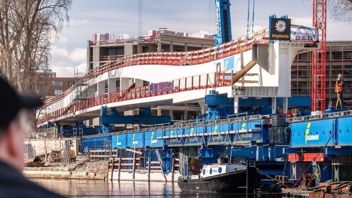 Galerija: Kakav pothvat, u 'vladinu' četvrt u Berlinu 'doplovio' most od 180 metara i 1.500 tona