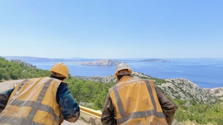 STRABAG dobio posao s najljepšim pogledom: Sanirat će cestu od 2 kilometra na obroncima Velebita