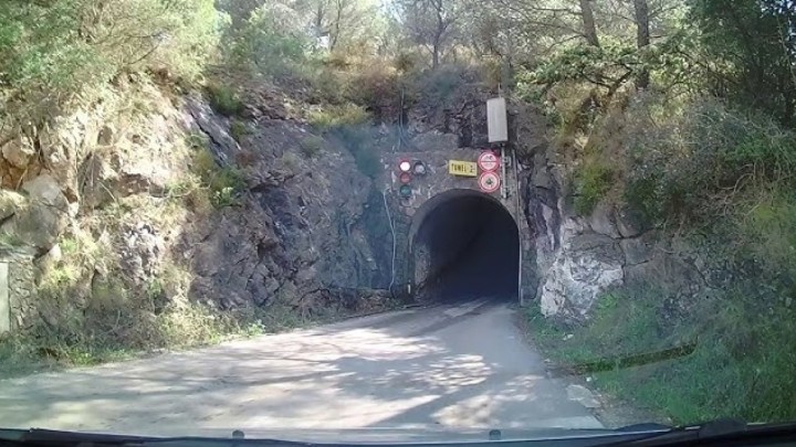 Tunel bez rasvjete i širok tek za jedno vozilo: Nalazi se na našem otoku i vodi do najljepših plaža