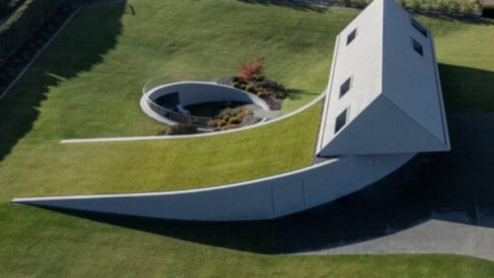 Kuća koja briše granicu između arhitekture i krajolika: Livada kao krov i elegantno rješenje za bazen