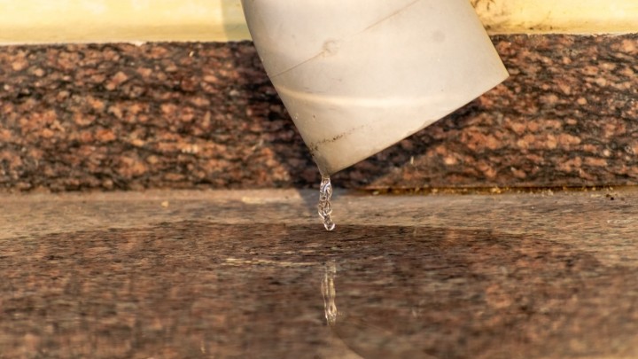 Kopanje oko kuće nije uvijek spas: Zidovi se mogu sušiti i bez drenaže!