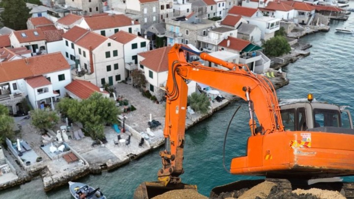 Transformacija popularnog otoka: Improvizirani mulovi postaju šetnica, na posao moraju i ronioci