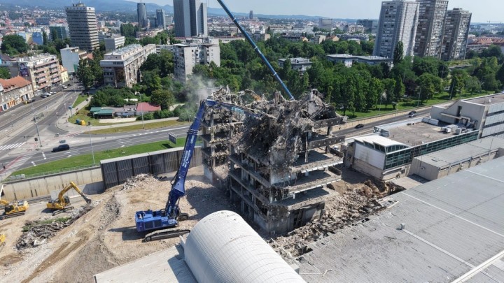 Galerija: Nekad simbol Zagreba, danas olinjala olupina, Vjesnik čeka kraj pod zubima stroja od 150 tona