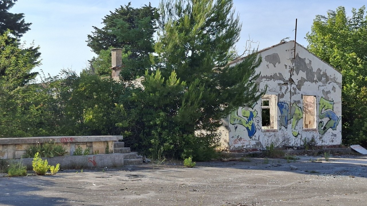 Nekad važna vojarna danas je zatrpana smećem: Ministarstvo o prenamjeni 178 hektara pored mora
