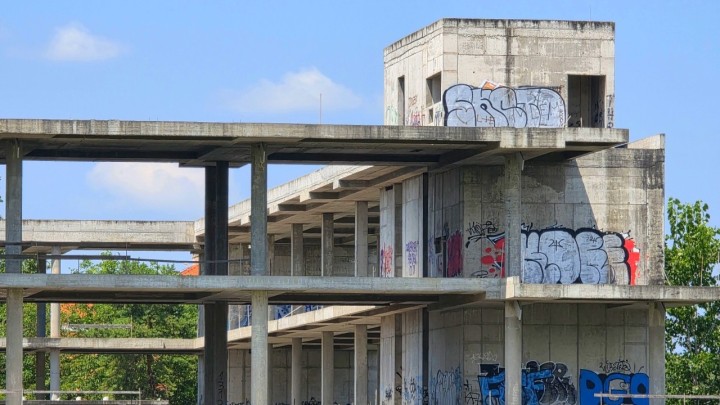 Potraćeni milijuni: Nezavršena Sveučilišna knjižnica 10 godina propada, u skeletu ekipa tulumari