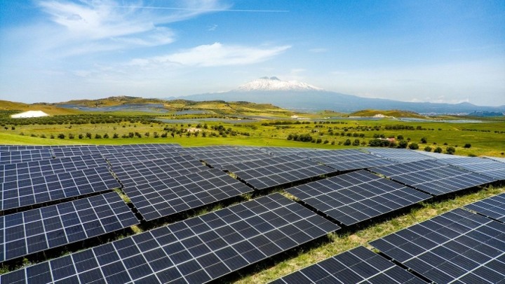 Susjedi izgradili najveću solarnu elektranu u zemlji: Ima više od 400.000 panela i sustav vodova od 26 km
