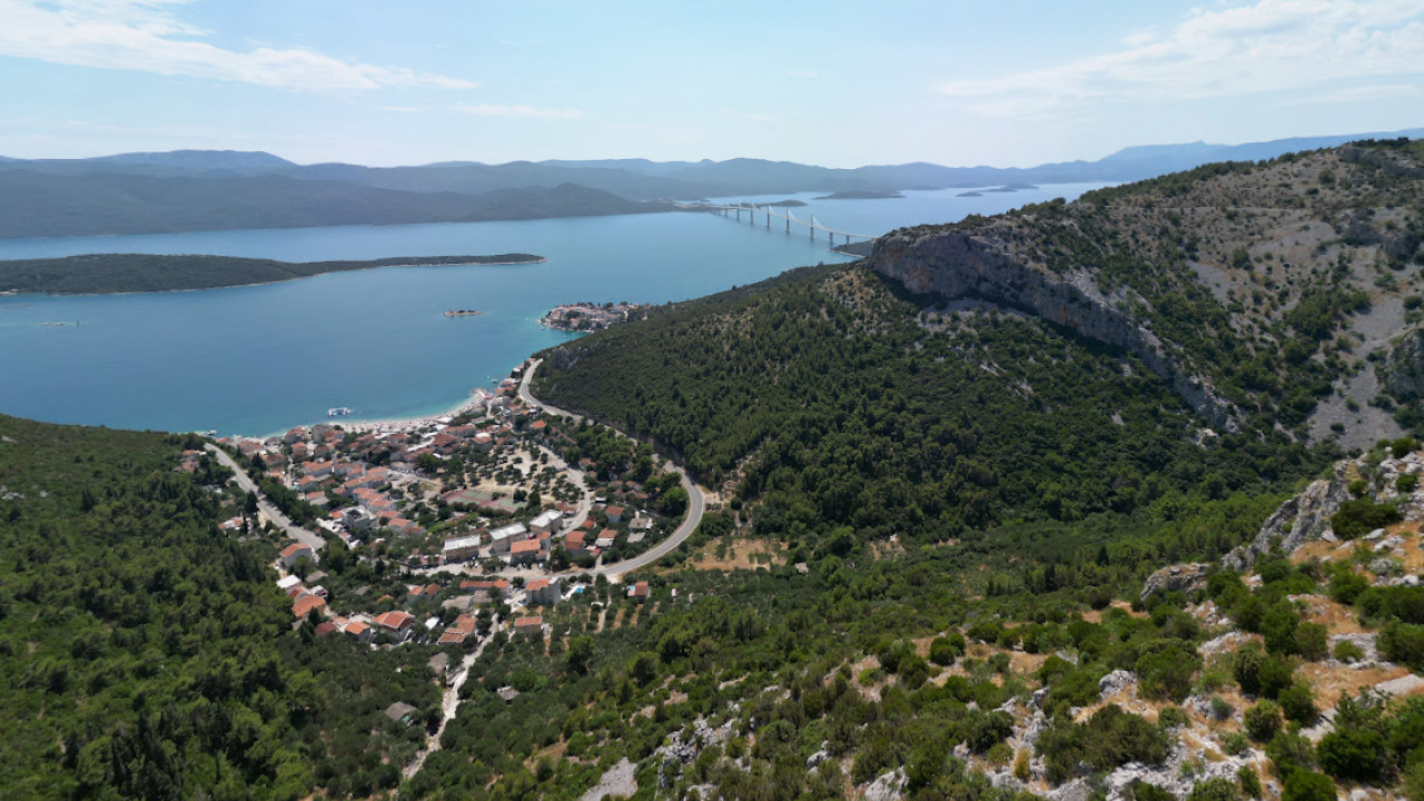 Odavde puca najljepši pogled na Pelješki most: Makadam prema staroj utvrdi postaje prava asfaltirana cesta