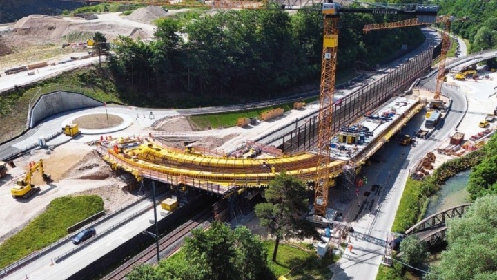 Sedam dizalica između pruge, autoceste i rijeke: Ovako Švicarci grade dva mosta