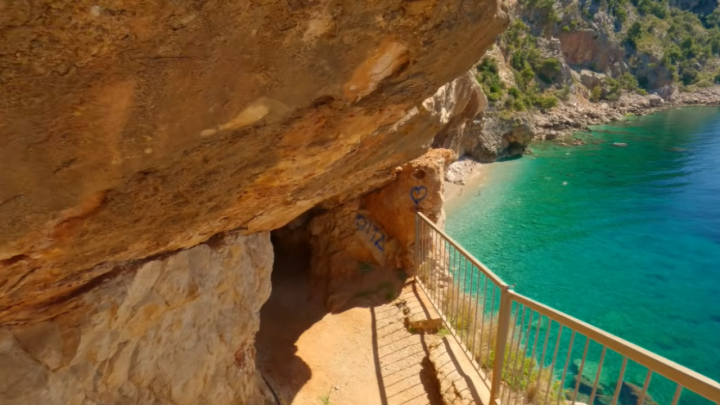 Izgradili su tunel, a nastala je čudesna hrvatska plaža: Do nje se i danas silazi kroz stijenu